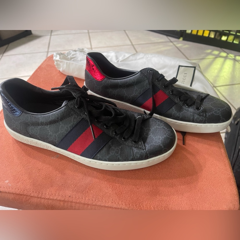Gucci men shoe excellent in condition.